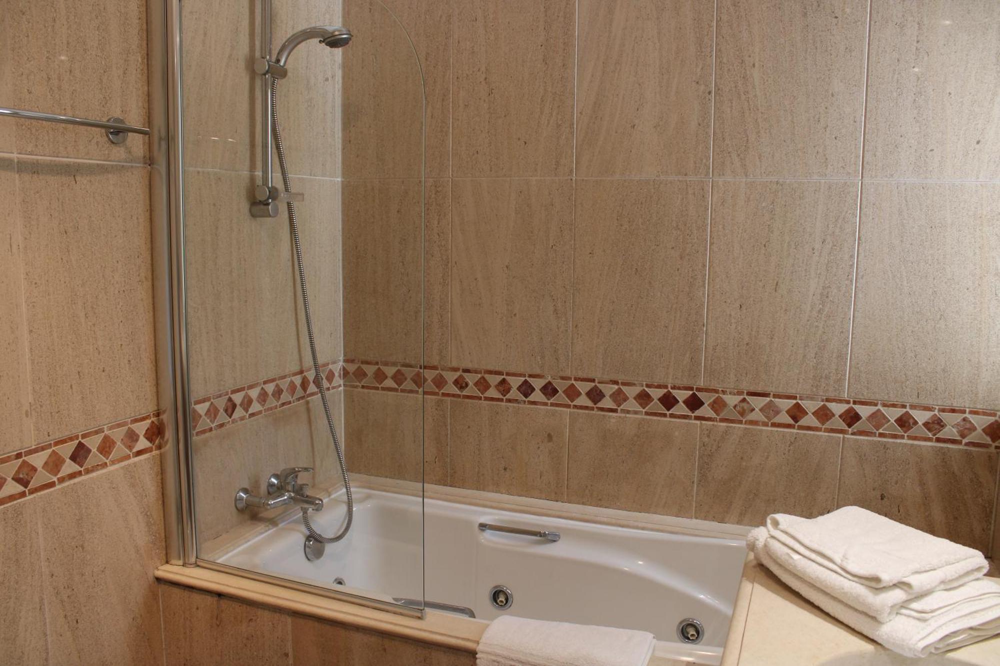 Luxury 2 Bedroom Apartment With Private Garden Almancil Exterior photo